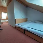 Apartment Familia Apartmanhaz *