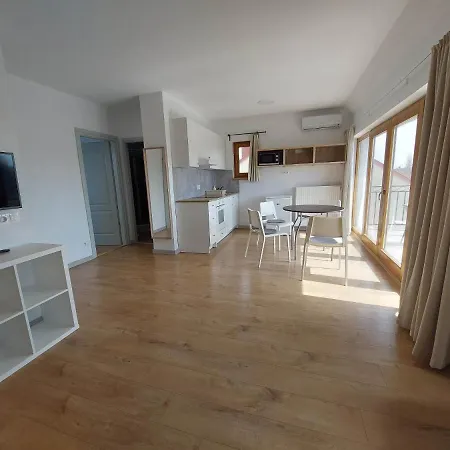 Lejlighed Familia Apartmanhaz