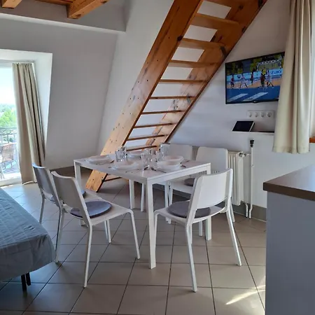 Familia Apartmanhaz קסזטלי