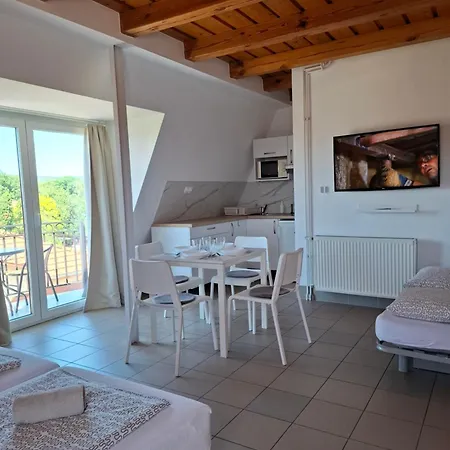 شقة Familia Apartmanhaz *