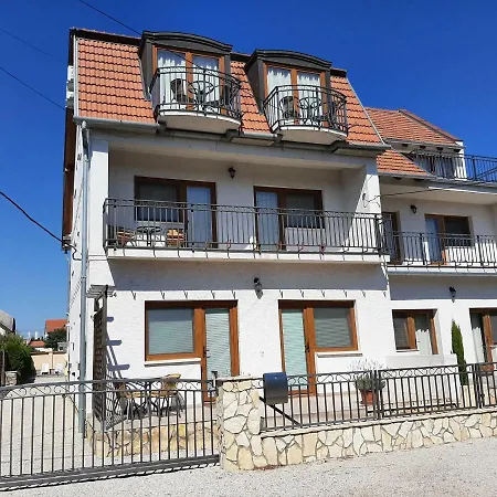 Familia Apartmanhaz * كيستاي