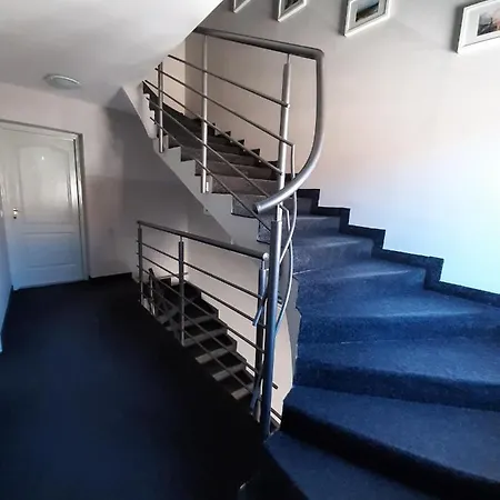 Familia Apartmanhaz *