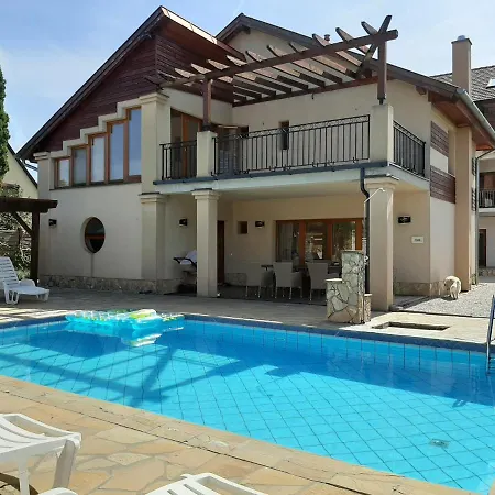 Familia Apartmanhaz *