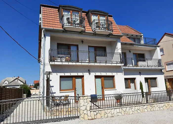 Familia Apartmanhaz * קסזטלי