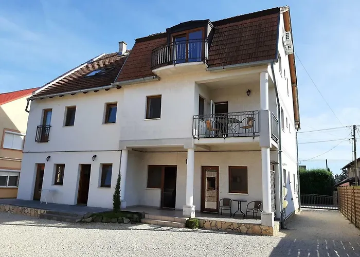 Familia Apartmanhaz * קסזטלי