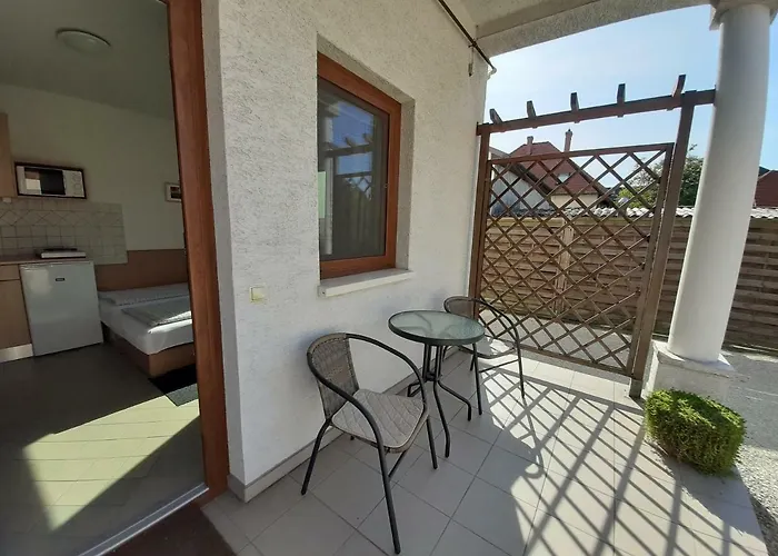 Familia Apartmanhaz דירה *