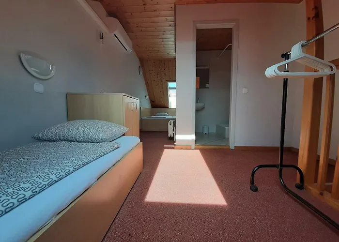 Familia Apartmanhaz דירה *